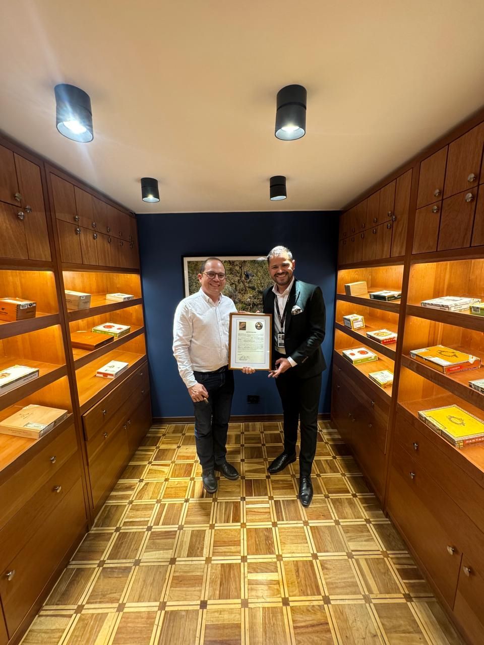 Humidor privado con cajas de habanos en estanterías de madera