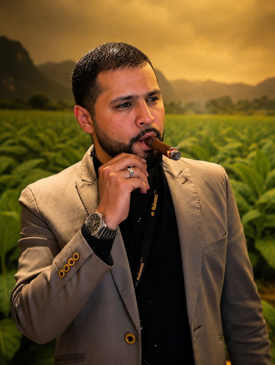 Retrato de Alejandro fumando con un campo de tabaco y montañas al fondo