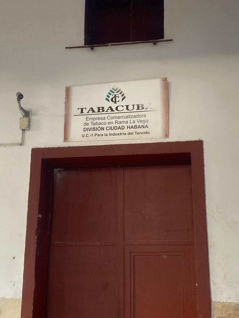 Puerta de una sede de Tabacuba en La Habana